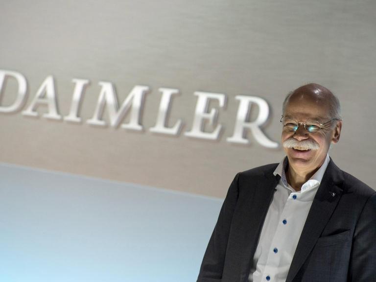 Der Vorstandsvorsitzende der Daimler AG, Dieter Zetsche steht in Stuttgart nach der Jahrespressekonferenz des Konzerns vor einem Daimler-Schriftzug.