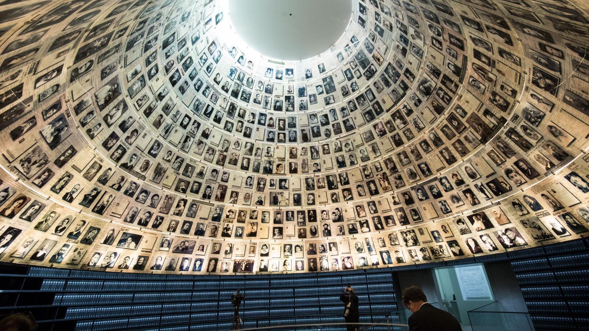 Die Hall of Names in der Holocaust Gedenkstätte Yad Vashem. Die Hall of Names in der Holocaust Gedenkstätte Yad Vashem.