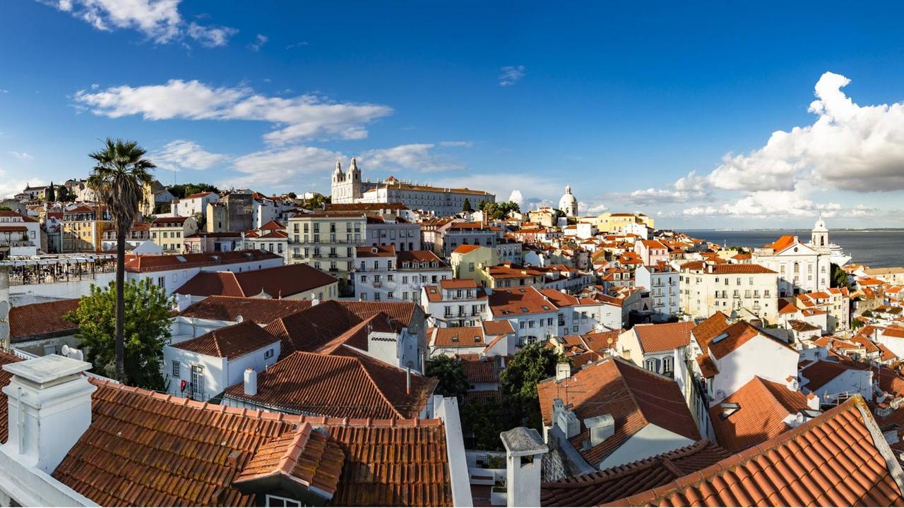 Blick vom Miradouro de Santa Luzia über das Viertel Alfama in der Altstadt von Lissabon Blick vom Miradouro de Santa Luzia über das Viertel Alfama in der Altstadt von Lissabon