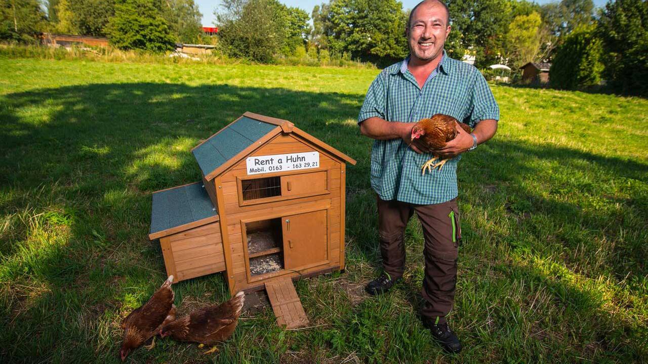 Michael Lüft steht auf seinem Hühnerhof in Seligenstadt (Hessen) neben einem Hühnerstall, den er samt Hühnern vermietet. Michael Lüft steht auf seinem Hühnerhof in Seligenstadt (Hessen) neben einem Hühnerstall, den er samt Hühnern vermietet.