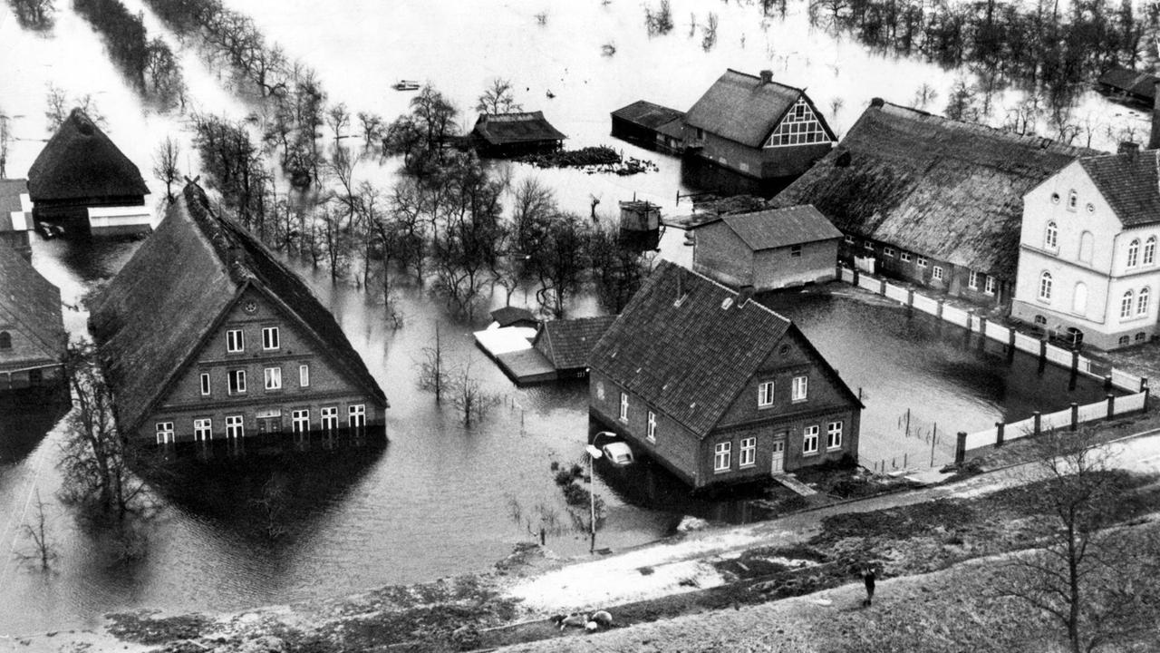 Hamburg war von der Flutkatastrophe 1962 besonders schwer betroffen. Hamburg war von der Flutkatastrophe 1962 besonders schwer betroffen.