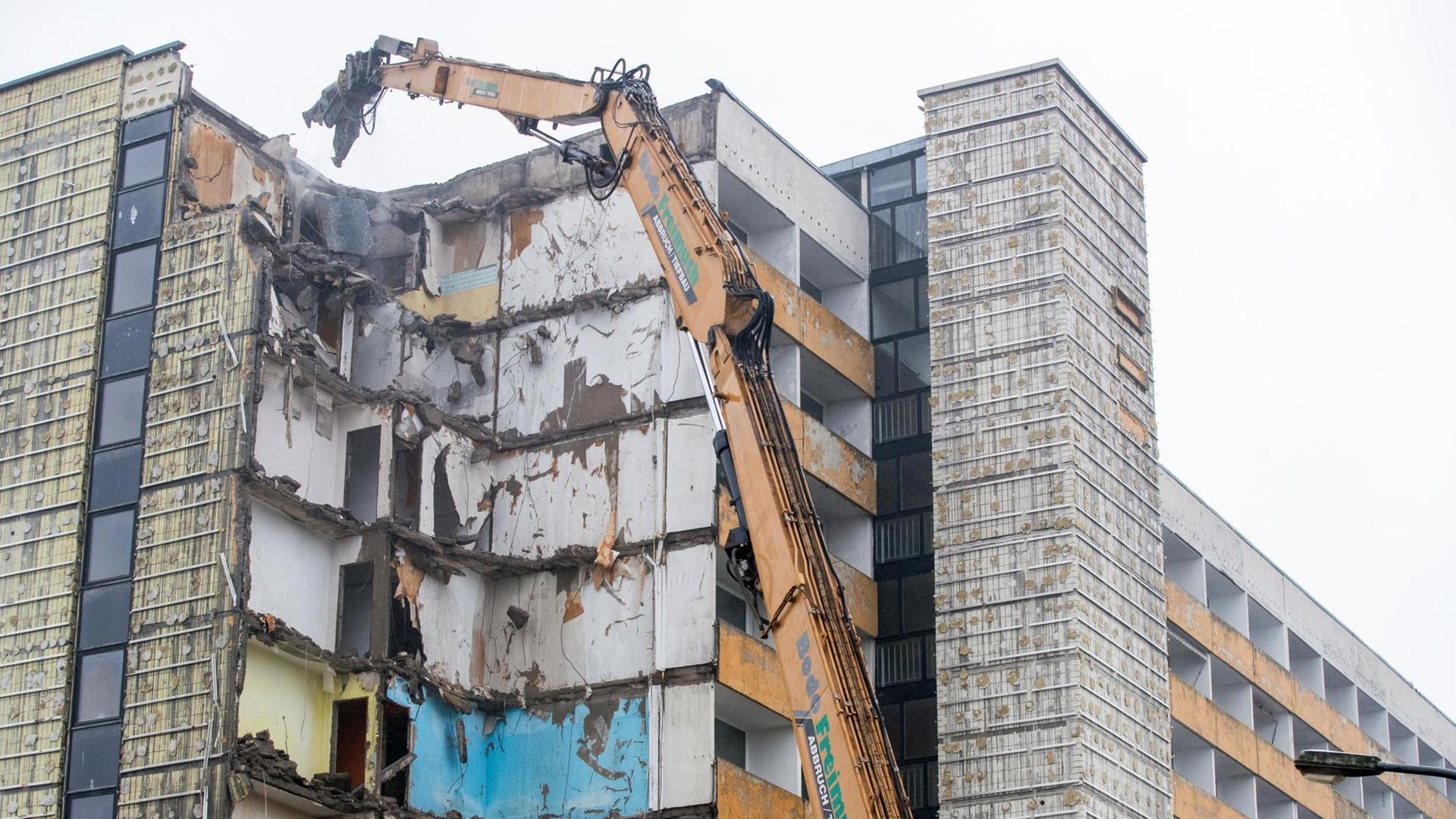 Ein etwa 100 Tonnen schwerer Spezialbagger reißt ein zehngeschossiges Wohnhaus ab. Die städtische Wohnungsgesellschaft Schwerin (WGS) lässt insgesamt drei Plattenbau-Hochhäuser mit zusammen 855 Wohnungen im Stadtteil Lankow abreißen. Ein etwa 100 Tonnen schwerer Spezialbagger reißt ein zehngeschossiges Wohnhaus ab. Die städtische Wohnungsgesellschaft Schwerin (WGS) lässt insgesamt drei Plattenbau-Hochhäuser mit zusammen 855 Wohnungen im Stadtteil Lankow abreißen.