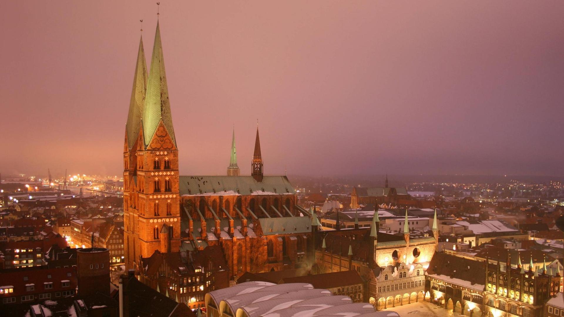 Eine Backsteinkirche mit zwei Türmen steht im nebeligen Abendlicht. Foto: Imago Eine Backsteinkirche mit zwei Türmen steht im nebeligen Abendlicht. Foto: Imago