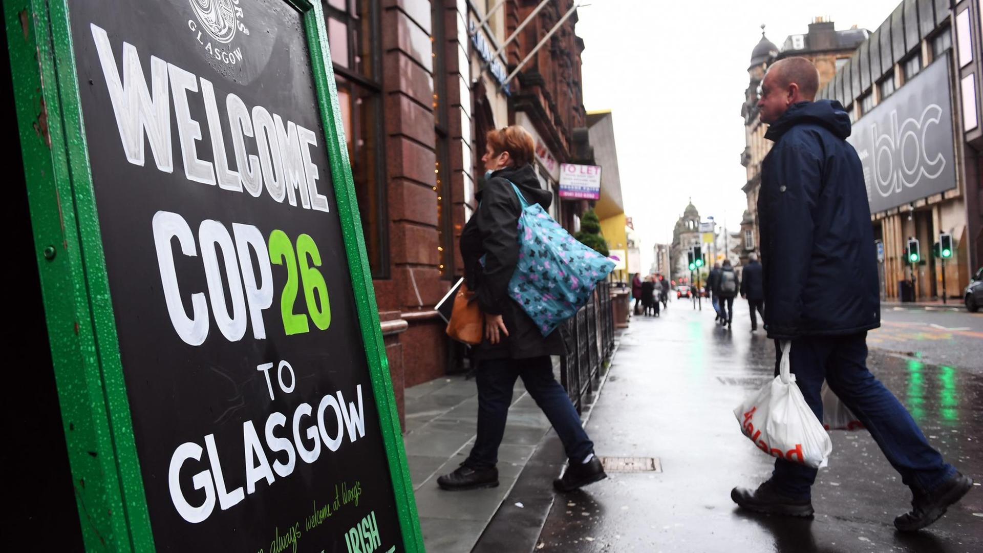 Hinweisplakat auf den UN-Klimagipfel COP26 in der Innenstadt von Glasgow