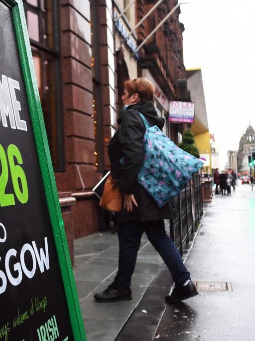 Hinweisplakat auf den UN-Klimagipfel COP26 in der Innenstadt von Glasgow