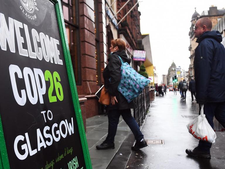 Hinweisplakat auf den UN-Klimagipfel COP26 in der Innenstadt von Glasgow