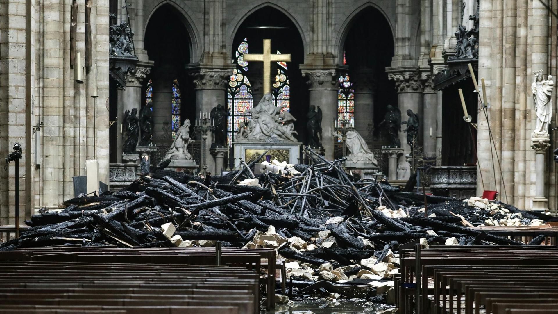 Der Altar in der vom Feuer zerstörten Kathedrale Notre-Dame in Paris, Frankreich, 16.04.2019 Der Altar in der vom Feuer zerstörten Kathedrale Notre-Dame in Paris, Frankreich, 16.04.2019