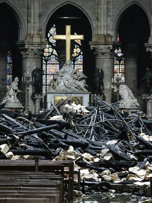 Der Altar in der vom Feuer zerstörten Kathedrale Notre-Dame in Paris, Frankreich, 16.04.2019