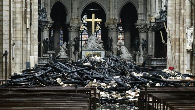 Der Altar in der vom Feuer zerstörten Kathedrale Notre-Dame in Paris, Frankreich, 16.04.2019