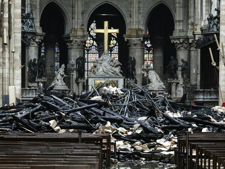 Der Altar in der vom Feuer zerstörten Kathedrale Notre-Dame in Paris, Frankreich, 16.04.2019
