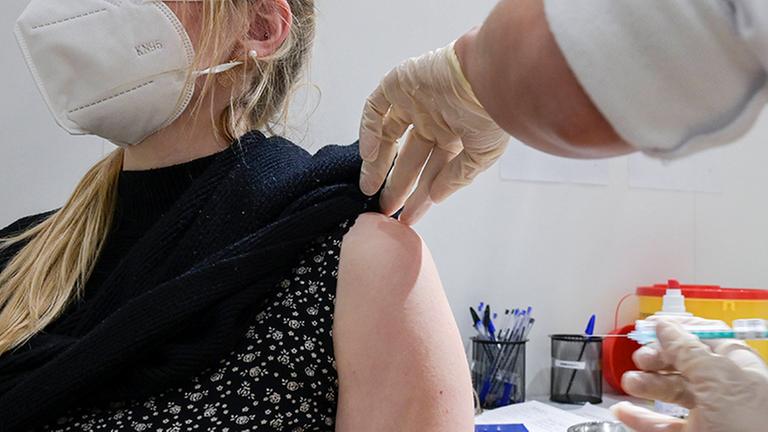 Eine Frau wird gegen das Corona-Virus geimpft. Eine Frau wird gegen das Corona-Virus geimpft.