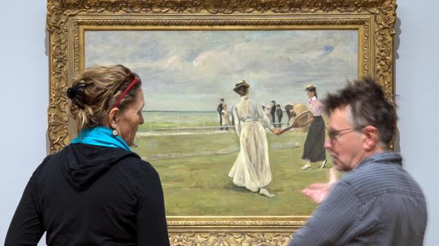 Besucher der Kunsthalle in Bremen sprechen am 20.10.2016 in der neuen Sonderausstellung «Max Liebermann - Vom Freizeitvergnügen zum modernen Sport» über das Gemälde «Tennisspieler am Meer, erste Fassung, 1901».