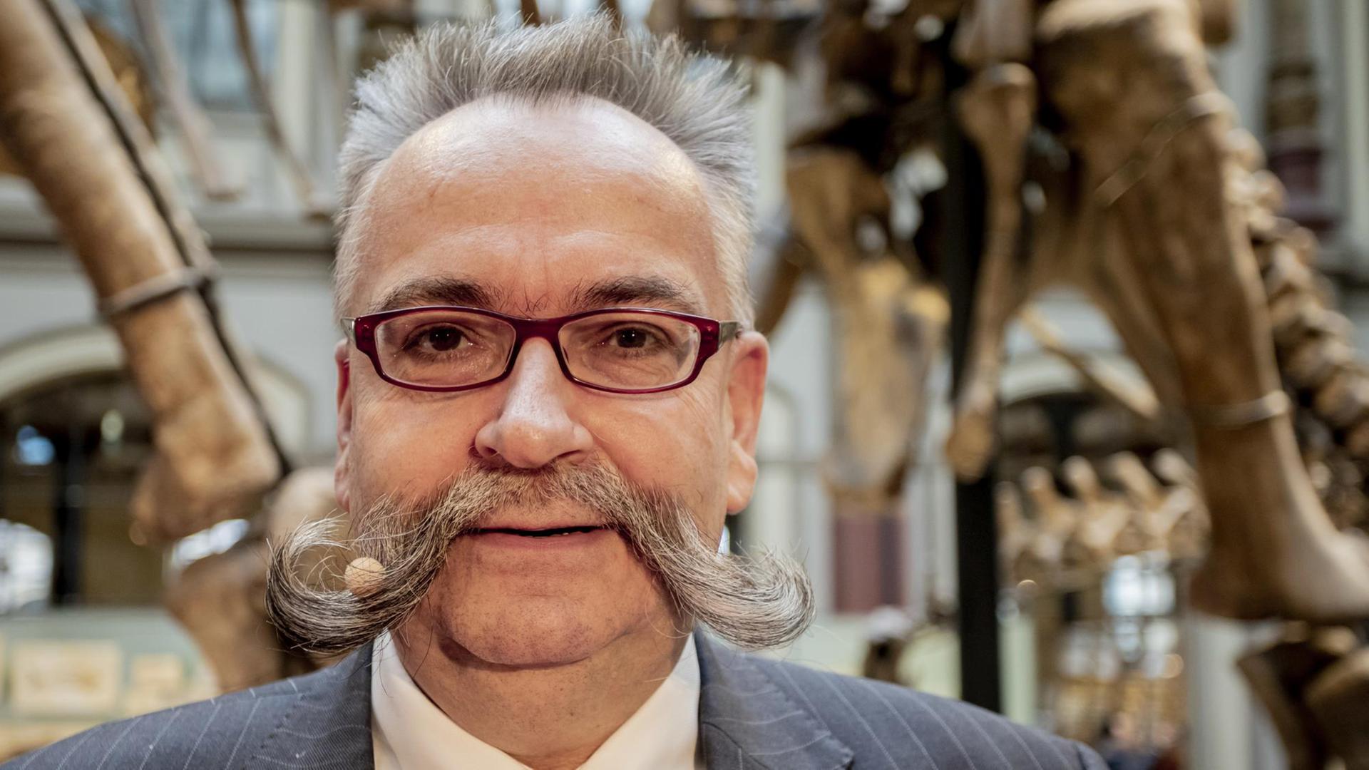 Johannes Vogel schaut in die Kamera, er hat kurze graue Haare und einen zu den Seiten hin abstehenden Schnauzbart. Johannes Vogel schaut in die Kamera, er hat kurze graue Haare und einen zu den Seiten hin abstehenden Schnauzbart.