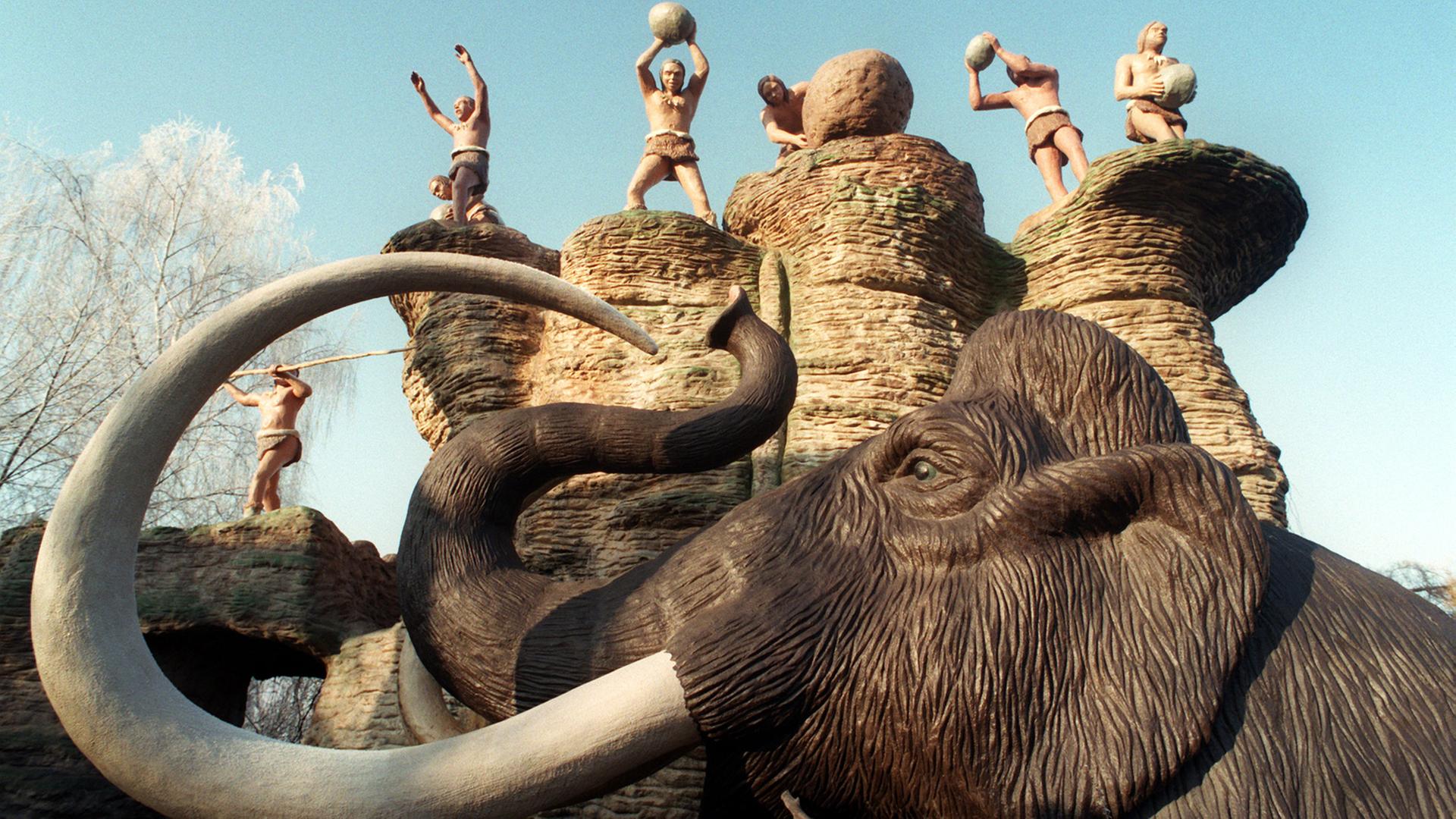 Der Kampf von Urmenschen gegen ein Mammut: Das Modell im Maßstab in Originalgröße ist in einem privaten Saurierpark in der ostsächsischen Gemeinde Kleinwelka zu sehen. Der Kampf von Urmenschen gegen ein Mammut: Das Modell im Maßstab in Originalgröße ist in einem privaten Saurierpark in der ostsächsischen Gemeinde Kleinwelka zu sehen.