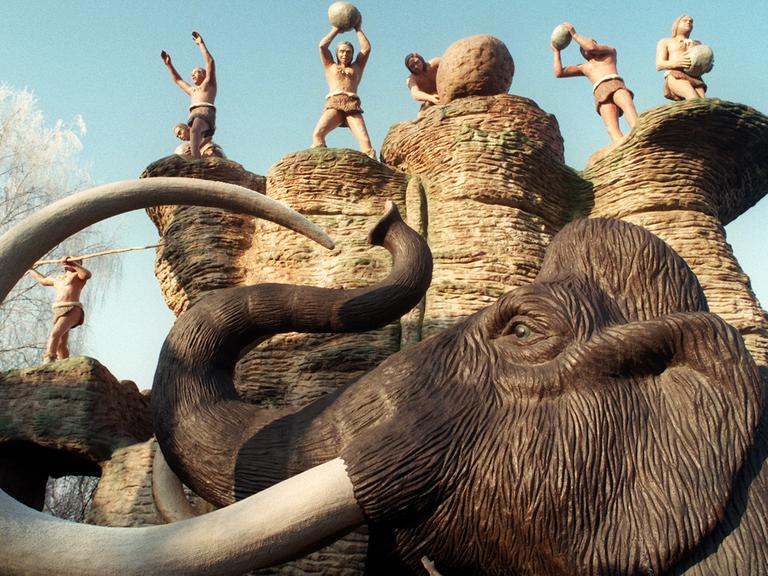 Der Kampf von Urmenschen gegen ein Mammut: Das Modell im Maßstab in Originalgröße ist in einem privaten Saurierpark in der ostsächsischen Gemeinde Kleinwelka zu sehen.