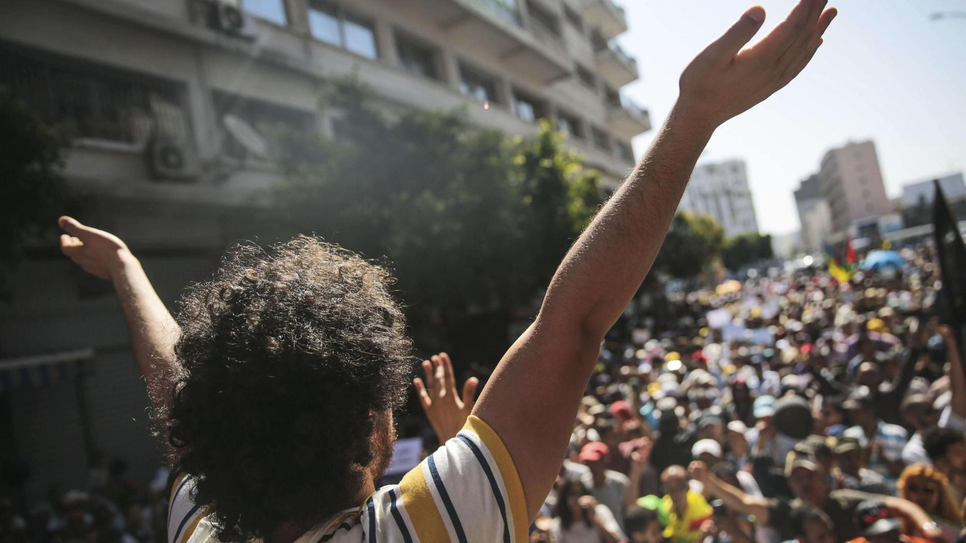 Proteste in der marokkanischen Stadt Casablanca, im Juli 2018, anlässlich der Verhaftung von Nasser Zefzafi und drei weitere Führungsfiguren der Protestbewegung. Die Bewegung richtet sich gegen die Arbeitslosigkeit, schlechte Gesundheitsversorgung und Korruption im Norden Marokkos. Proteste in der marokkanischen Stadt Casablanca, im Juli 2018, anlässlich der Verhaftung von Nasser Zefzafi und drei weitere Führungsfiguren der Protestbewegung. Die Bewegung richtet sich gegen die Arbeitslosigkeit, schlechte Gesundheitsversorgung und Korruption im Norden Marokkos.