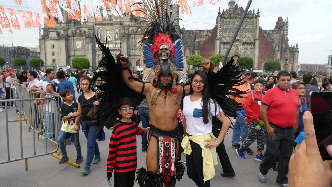 Schnappschuss zur Erinnerung an das Totenfest - Touristen auf dem "Zócalo" 