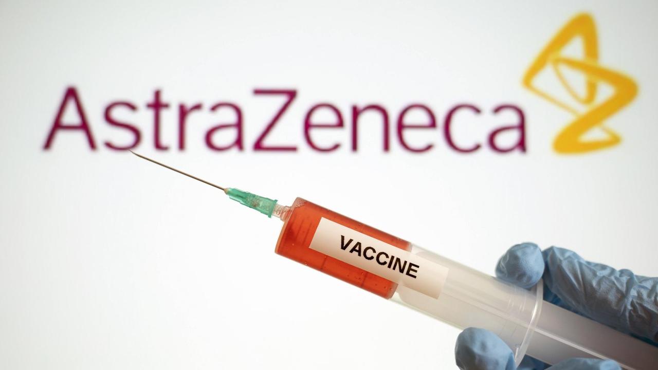 Symbolbild eines Corona Impfstoffs mit Logo des Pharmaunternehmens AstraZeneca. Forschern der Universität Oxford scheint ein großer Schritt in Richtung Corona-Impfstoff gelungen zu sein. *** Symbol image of a corona vaccine with the logo of the pharmaceutical company AstraZeneca Researchers at Oxford University seem to have succeeded in taking a big step towards a corona vaccine Foto:xJ.xKrickx/xFuturexImage Symbolbild eines Corona Impfstoffs mit Logo des Pharmaunternehmens AstraZeneca. Forschern der Universität Oxford scheint ein großer Schritt in Richtung Corona-Impfstoff gelungen zu sein. *** Symbol image of a corona vaccine with the logo of the pharmaceutical company AstraZeneca Researchers at Oxford University seem to have succeeded in taking a big step towards a corona vaccine Foto:xJ.xKrickx/xFuturexImage