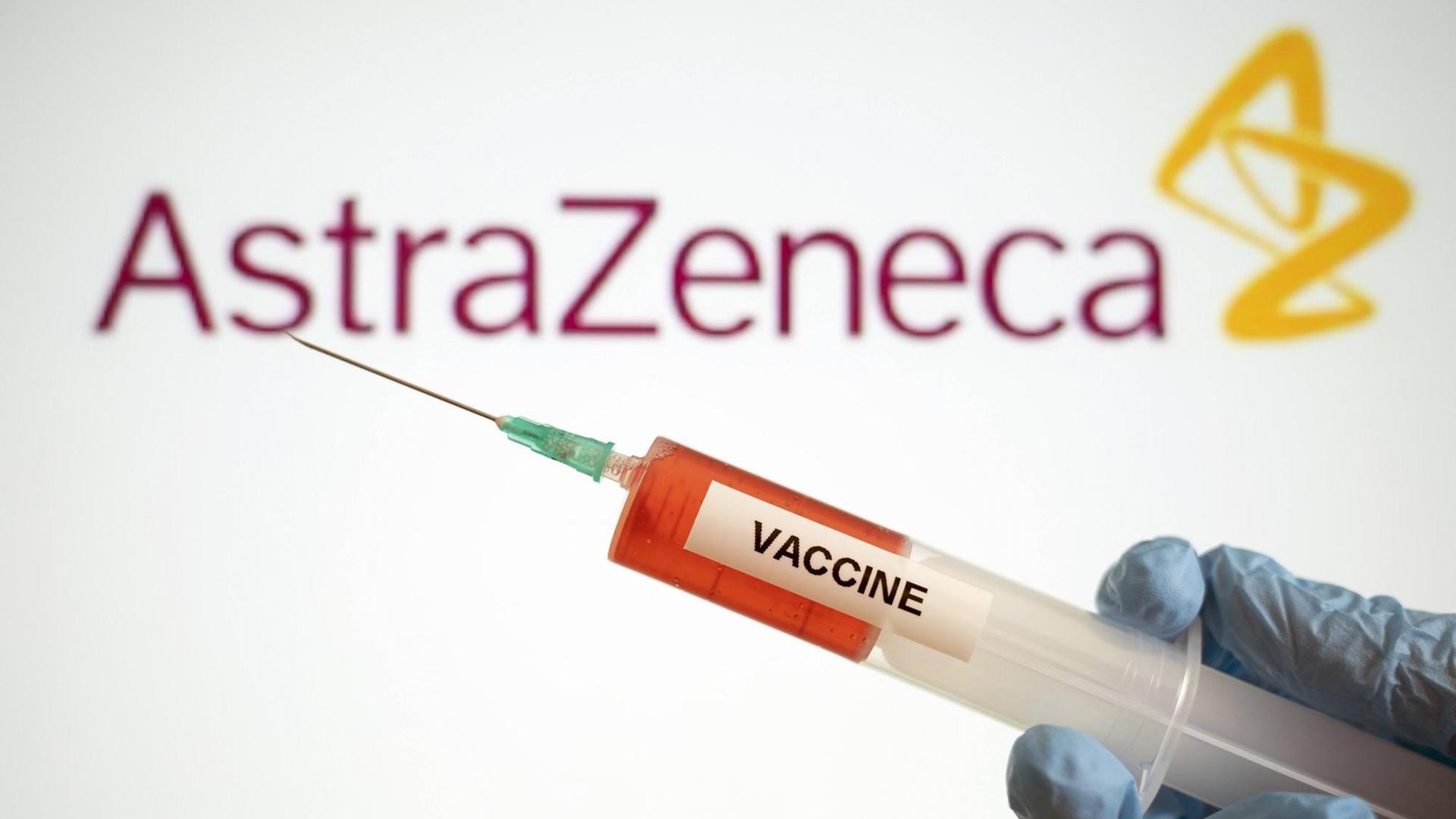 Symbolbild eines Corona-Impfstoffs mit dem Logo des Pharmakonzerns AstraZeneca
