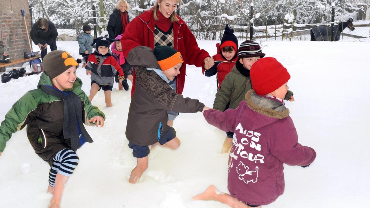 Kinder des Kneipp- und Naturkindergartens "Gänseblümchen" laufen in Mücheln in Sachsen-Anhalt gemeinsam mit Erzieherinnen beim Abhärtungsprogramm barfuß durch den Schnee. Kinder des Kneipp- und Naturkindergartens "Gänseblümchen" laufen in Mücheln in Sachsen-Anhalt gemeinsam mit Erzieherinnen beim Abhärtungsprogramm barfuß durch den Schnee.