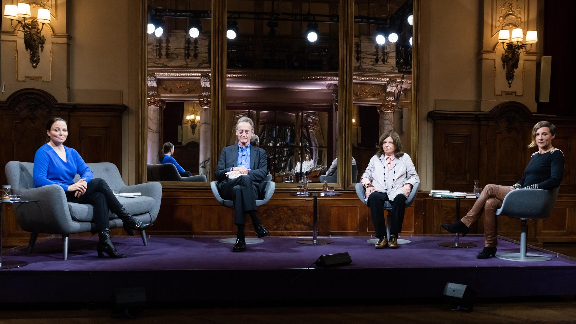 "Das Literarische Quartett - Sendung: 09.10.2020": Thea Dorn, Bernhard Schlink, Sibylle Lewitscharoff, Juli Zeh sitzen im Studio und schauen in die Kamera.