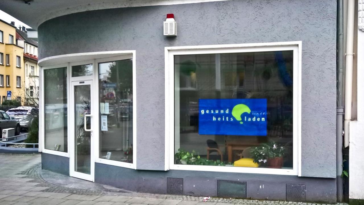 Eingang und Schaufenster eines Gesundheitsladens in Köln zur Patientenberatung