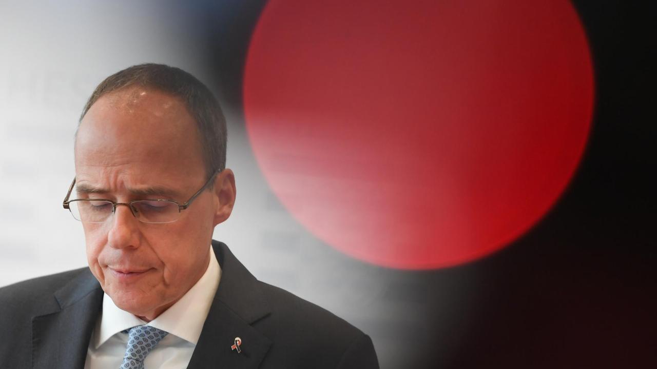 Peter Beuth (CDU), Innenminister des Landes Hessen, bei einer Erklärung wegen der Affäre um Drohschreiben mit der Unterschrift "NSU 2.0" in Wiesbaden Peter Beuth (CDU), Innenminister des Landes Hessen, bei einer Erklärung wegen der Affäre um Drohschreiben mit der Unterschrift "NSU 2.0" in Wiesbaden