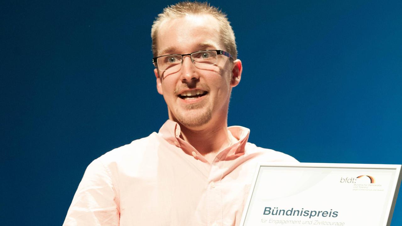 Christoph Rickels hält bei seiner Auszeichnung als Botschafter für Demokratie und Toleranz am 23.05.2015 im Haus der Berliner Festspiele die Preisurkunde in der Hand.