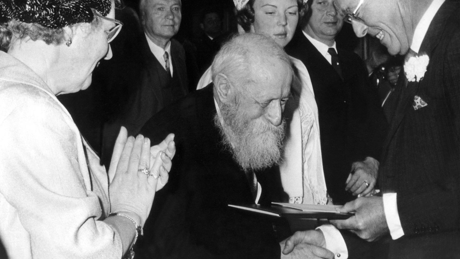 Der Religionsphilosoph Martin Buber nimmt am 3. Juli 1963 in Amsterdam den Erasmus-Preis aus der Hand von Prinz Bernhard der Niederlande in Gegenwart von Königin Juliana der Niederlande und Prinzessin Beatrix entgegen. Buber wird für seine Verdienste um das europäische Geistesleben ausgezeichnet. Der Religionsphilosoph Martin Buber nimmt am 3. Juli 1963 in Amsterdam den Erasmus-Preis aus der Hand von Prinz Bernhard der Niederlande in Gegenwart von Königin Juliana der Niederlande und Prinzessin Beatrix entgegen. Buber wird für seine Verdienste um das europäische Geistesleben ausgezeichnet.