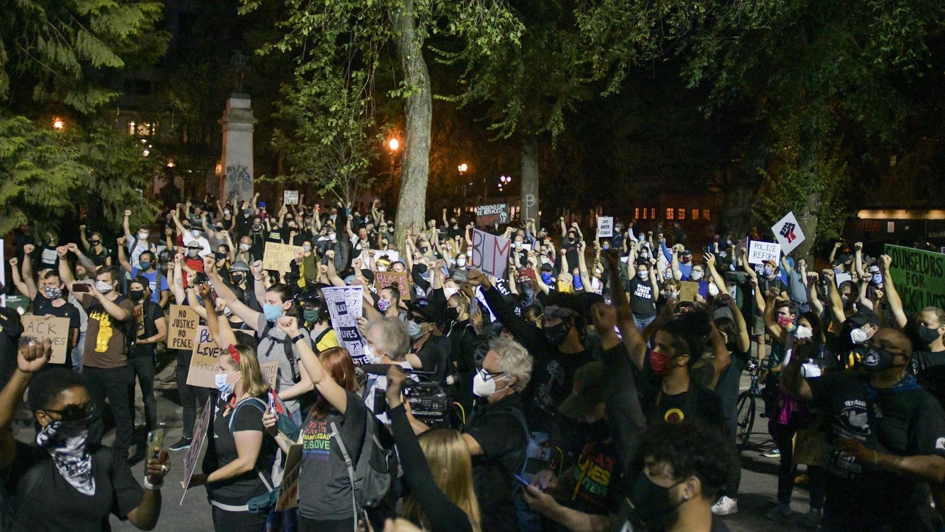 Nächtlicher Protest der Black Lives Matter Bewegung in Portland. Nächtlicher Protest der Black Lives Matter Bewegung in Portland.