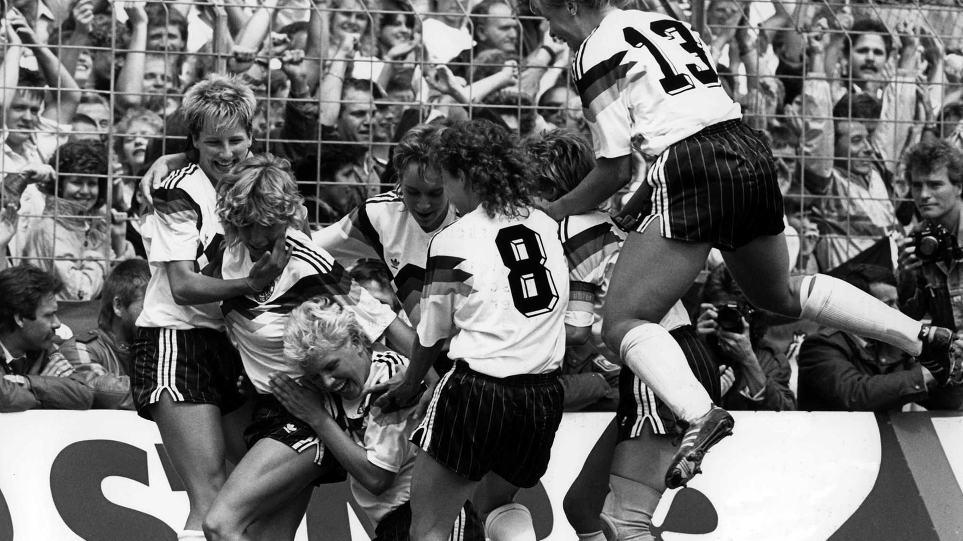 Spielerinnen der deutschen Frauenfußball Nationalmannschaft jubeln nach dem Ende des EM-Finales gegen Norwegen am 02.07.1989 in Osnabrück. Spielerinnen der deutschen Frauenfußball Nationalmannschaft jubeln nach dem Ende des EM-Finales gegen Norwegen am 02.07.1989 in Osnabrück.