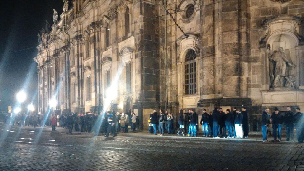 Einige Schaulustige stehen am 19.01.2015 vor der Dresdner Semperoper. Eine Terrordrohung von Islamisten gegen die Pegida-Bewegung hat zu einem allgemeinen Demonstrationsverbot für diesen Tag geführt.