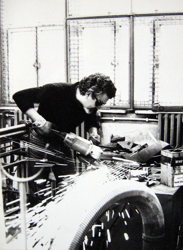 Mario Bertoncini in der Werkstatt der HdK Berlin 1982 Mario Bertoncini in der Werkstatt der HdK Berlin 1982