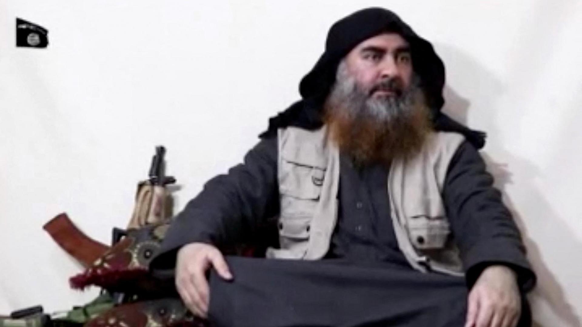 Der selbsternannte Kalif Abu Bakr al-Baghdadi der Terrormiliz IS in einem Video vom 29.04.2019 (Screenshot)