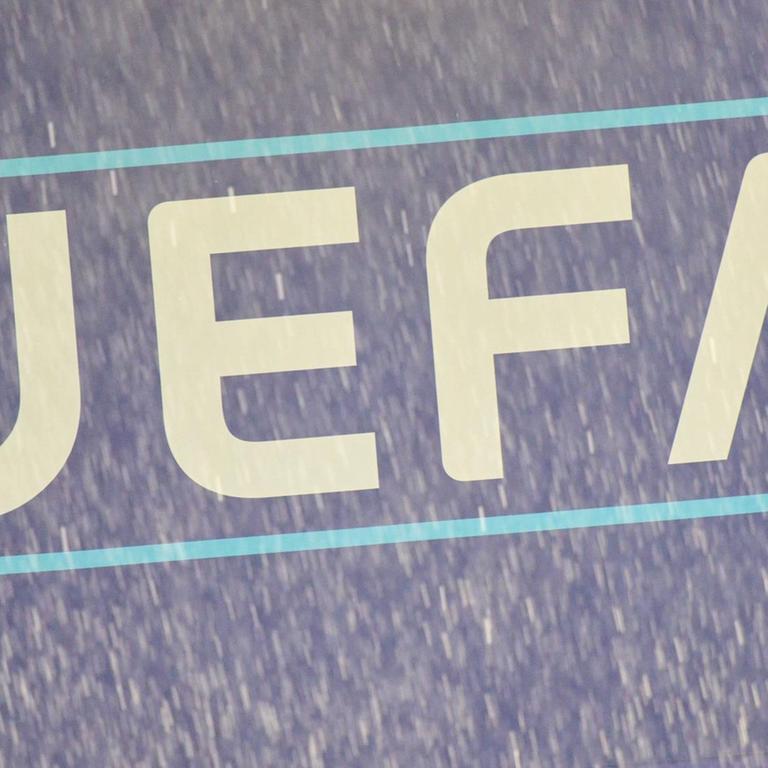 Das UEFA-Logo im Regen beim Spiel Deutschland - Ungarn während der EURO 2020 in München