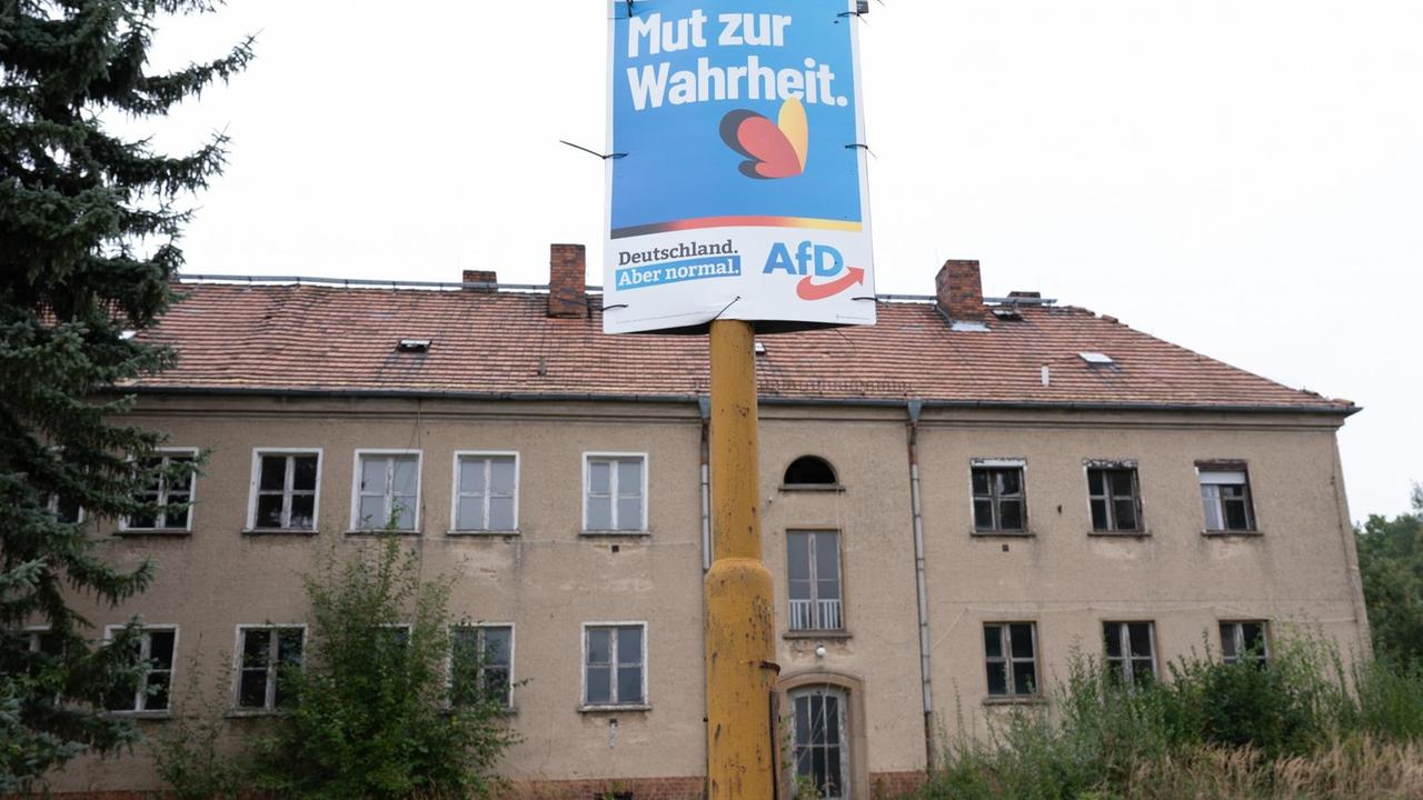 Ein Wahlplakat der AfD hängt vor einem verlassenen Wohnhaus. Im Wahlkreis Görlitz hat die AfD bei der Bundestagswahl die bundesweit höchste Prozentzahl an Zweitstimmen bekommen.