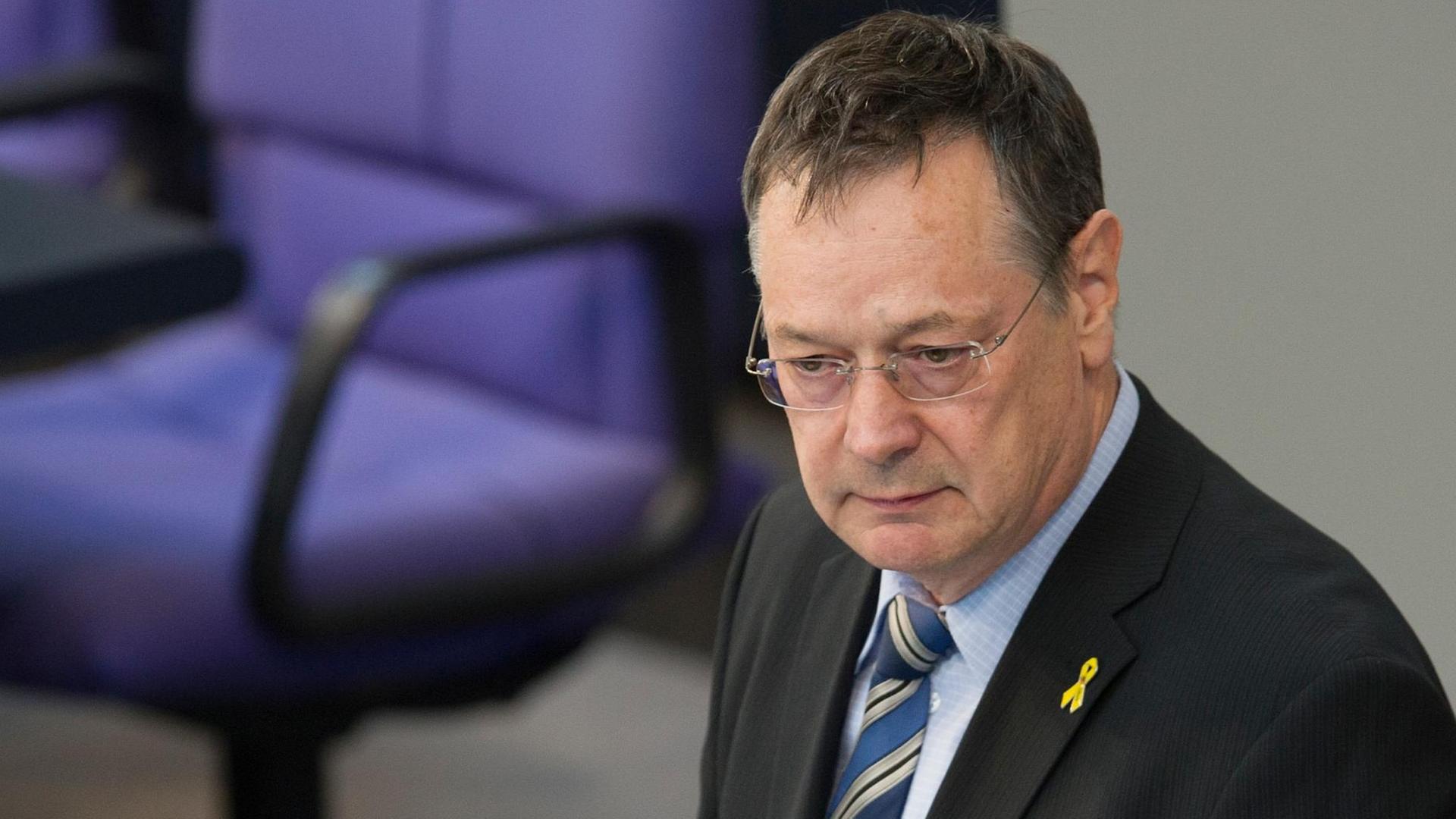 Der Wehrbeauftragte der Bundesregierung, Hellmut Königshaus (FDP), spricht (23.04.15) in Berlin im Bundestag. Der Wehrbeauftragte der Bundesregierung, Hellmut Königshaus (FDP), spricht (23.04.15) in Berlin im Bundestag.