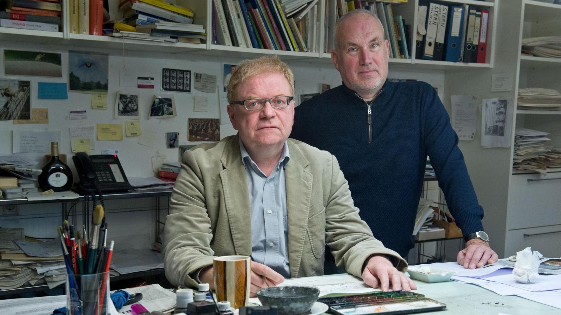 Die beiden Karikaturisten Achim Greser (r.) und Heribert Lenz (l.), aufgenommen am 20.01.2015 in ihrem Atelier in Aschaffenburg (Bayern).