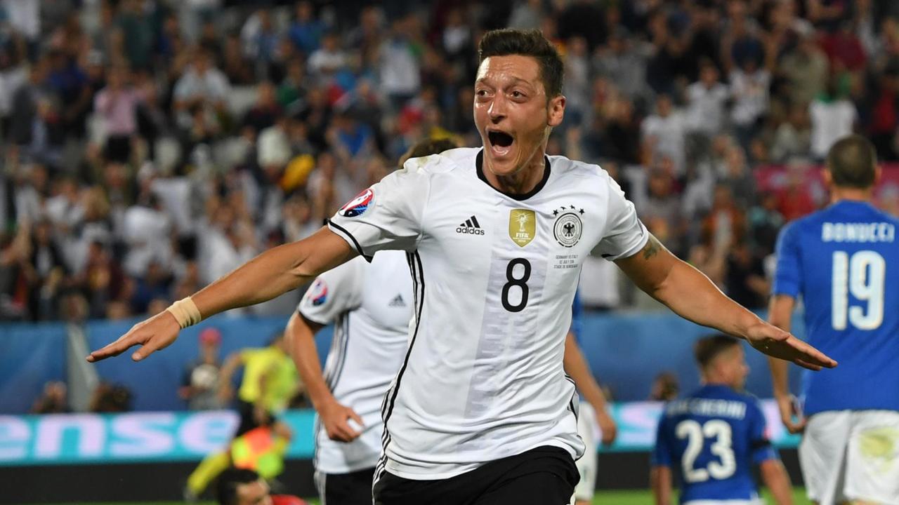 Mesut Özil jubelt über seinen Treffer zum 1:0 gegen Italien Mesut Özil jubelt über seinen Treffer zum 1:0 gegen Italien