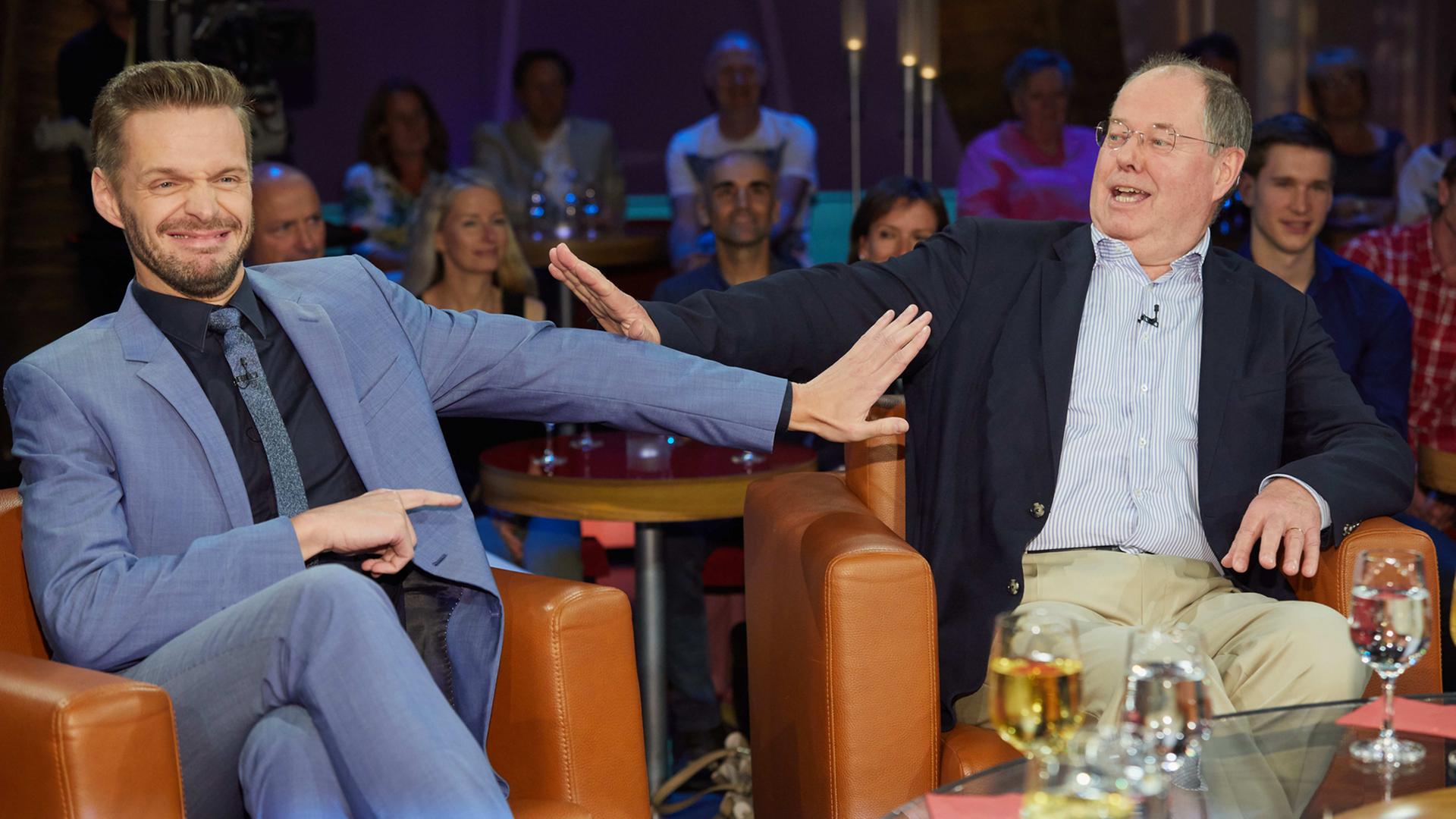 Der Kabarettist Florian Schroeder (l) und der Politiker und ehemalige Finanzminister Peer Steinbrück bei der Aufzeichnung der "NDR Talk Show" in Hamburg. Der Kabarettist Florian Schroeder (l) und der Politiker und ehemalige Finanzminister Peer Steinbrück bei der Aufzeichnung der "NDR Talk Show" in Hamburg.