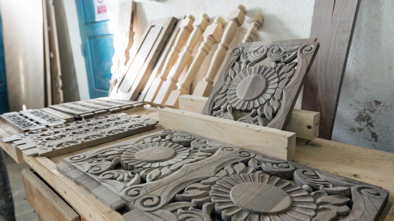 Rumänische Holzornamente für Stühle, die in der Tischlerei der Haftanstalt von Colibasi entstehen.