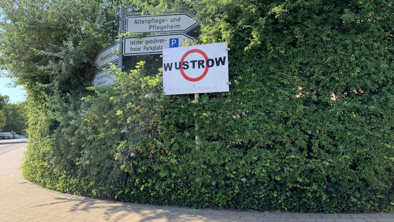 Ein Verbotsschild hängt als Protest an einem Schildermast. Ein Verbotsschild hängt als Protest an einem Schildermast.