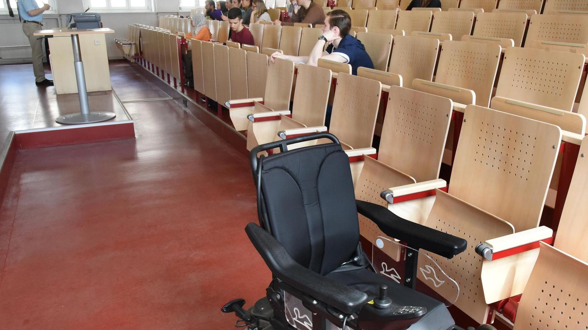 Ein Rollstuhl im Hörsaal: Viele Universitäten in Deutschland sind darauf noch nicht eingestellt. Für Menschen mit Behinderungen gibt es um Uni-Alltag immer wieder Hürden, die sie überwinden müssen. Ein Rollstuhl im Hörsaal: Viele Universitäten in Deutschland sind darauf noch nicht eingestellt. Für Menschen mit Behinderungen gibt es um Uni-Alltag immer wieder Hürden, die sie überwinden müssen.