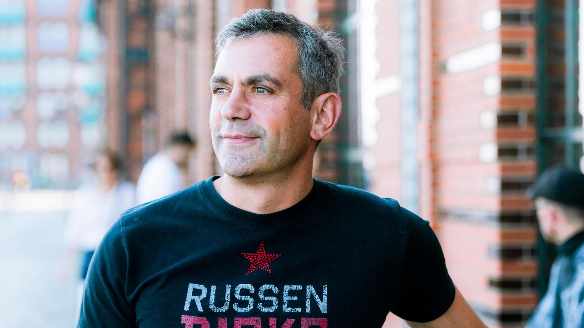 Der Schriftsteller Wladimir Kaminer am 2. Juli 2015 in Hamburg. Der Schriftsteller Wladimir Kaminer am 2. Juli 2015 in Hamburg.