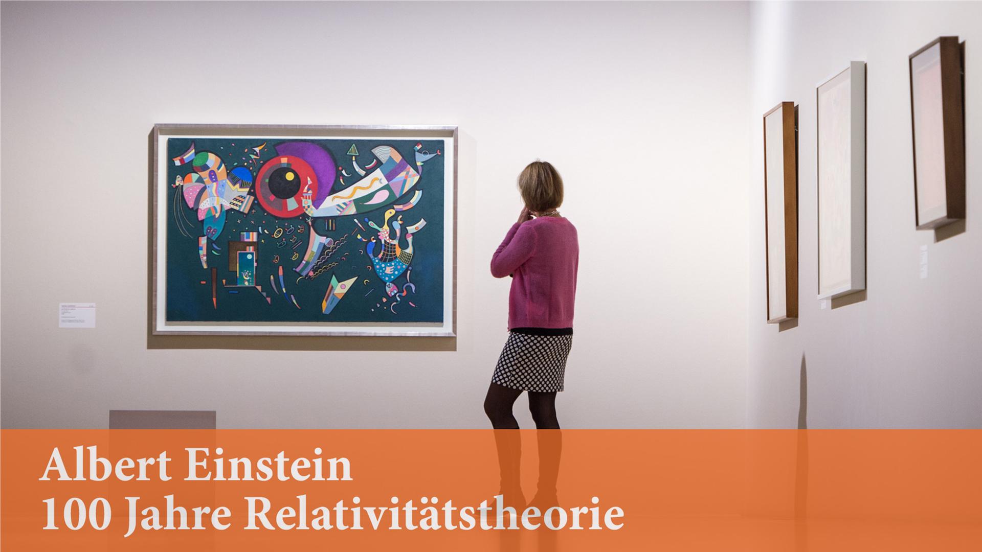 Oktober 2015: Eine Frau betrachtet in der Ausstellung "Klee & Kandinsky" im Kunstbau der Städtischen Galerie im Lenbachhaus in München das Kunstwerk "Autour du cercle" von Wassily Kandinsky aus dem Jahr 1940.