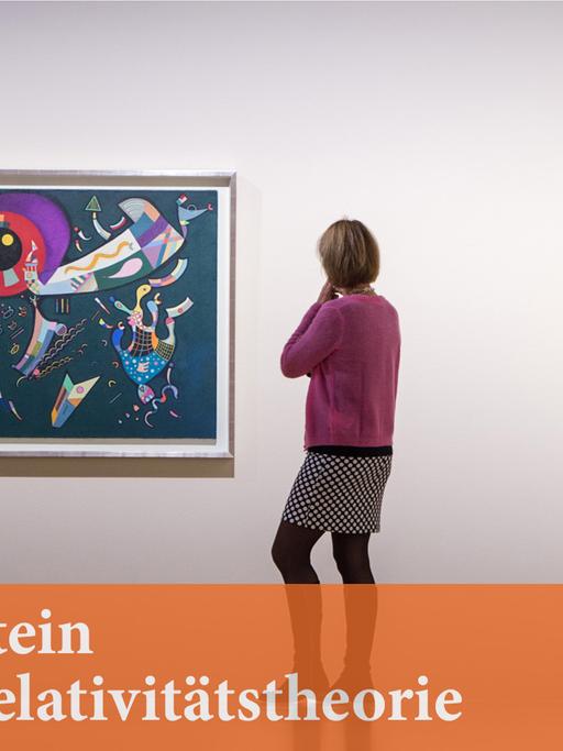 Oktober 2015: Eine Frau betrachtet in der Ausstellung "Klee & Kandinsky" im Kunstbau der Städtischen Galerie im Lenbachhaus in München das Kunstwerk "Autour du cercle" von Wassily Kandinsky aus dem Jahr 1940.