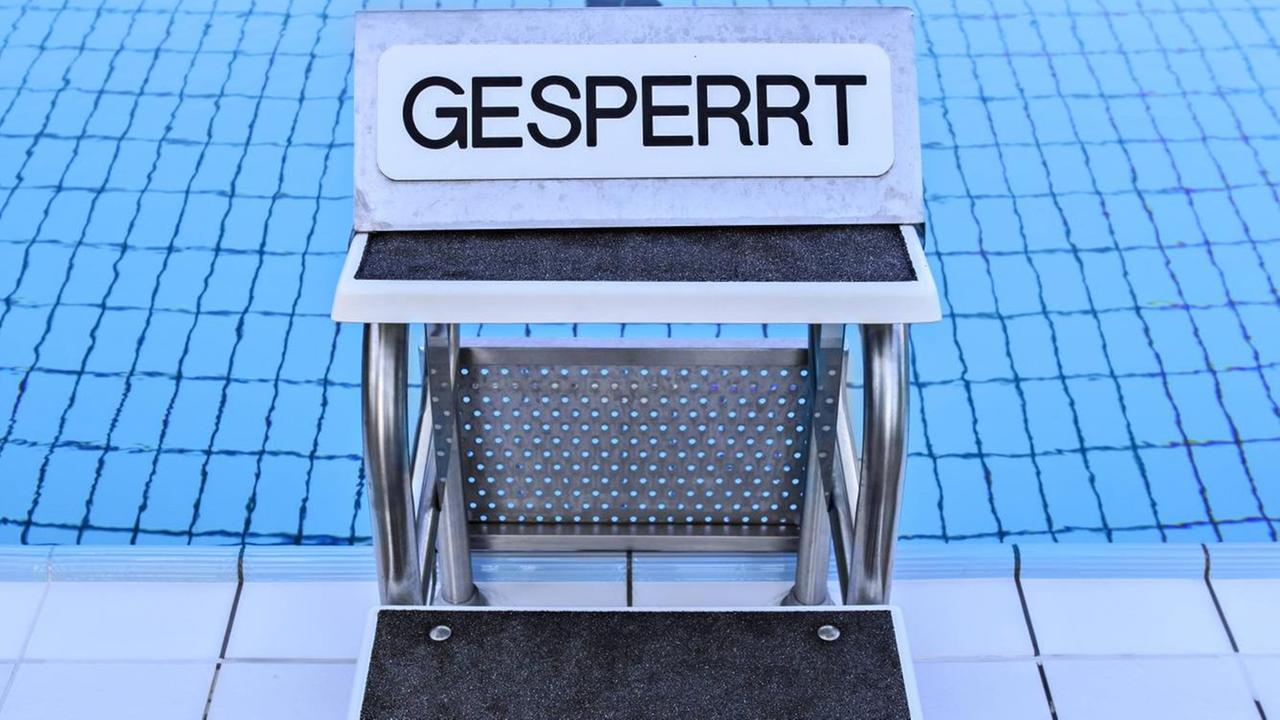 Gesperrter Startblock an einem Schwimmbecken Gesperrter Startblock an einem Schwimmbecken
