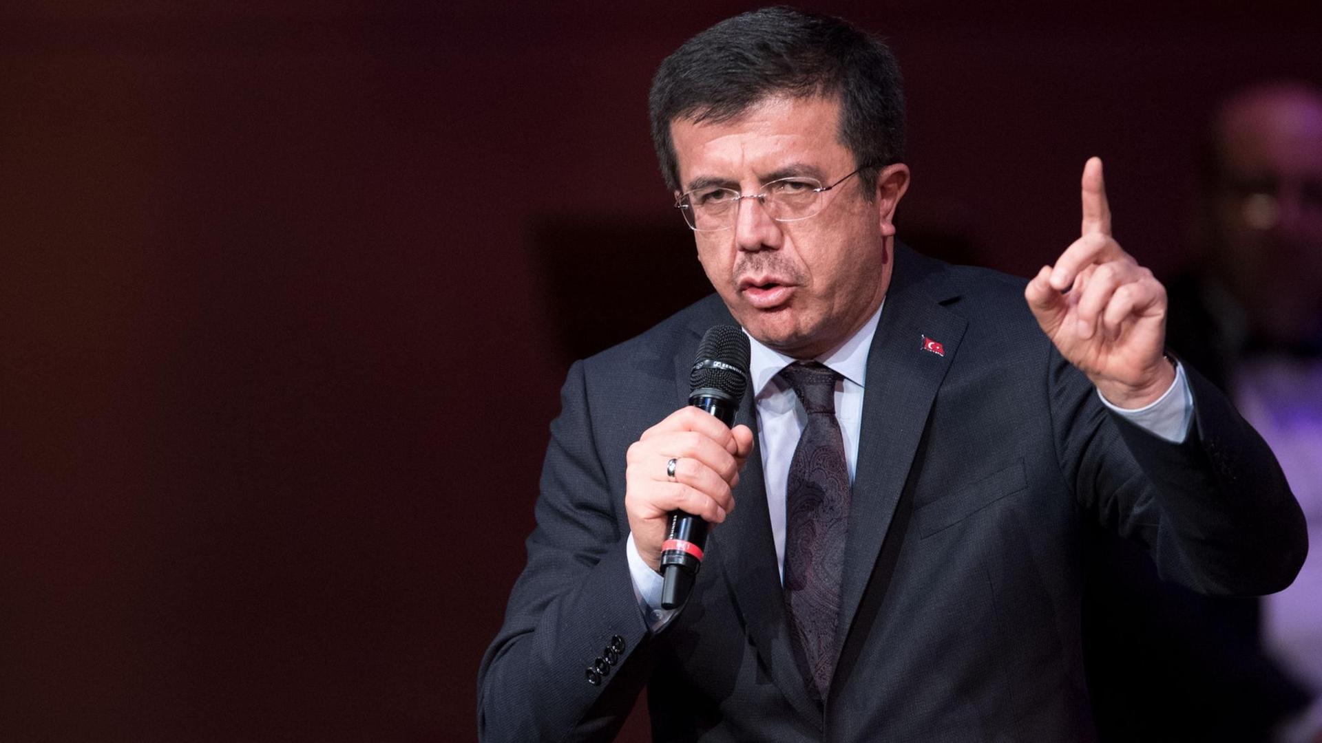 Das Bild zeigt den türkischen Wirtschaftsminister Nihat Zeybekci. Er spricht am 05.03.2017 während einer Kulturveranstaltung im Forum in Leverkusen (Nordrhein-Westfalen). Das Bild zeigt den türkischen Wirtschaftsminister Nihat Zeybekci. Er spricht am 05.03.2017 während einer Kulturveranstaltung im Forum in Leverkusen (Nordrhein-Westfalen).