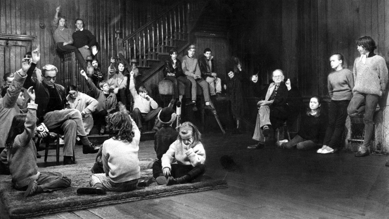 Das Parlament der demokratischen Schule "Summerhill School" in England trifft sich in der Versammlungshalle. Das Parlament der demokratischen Schule "Summerhill School" in England trifft sich in der Versammlungshalle.