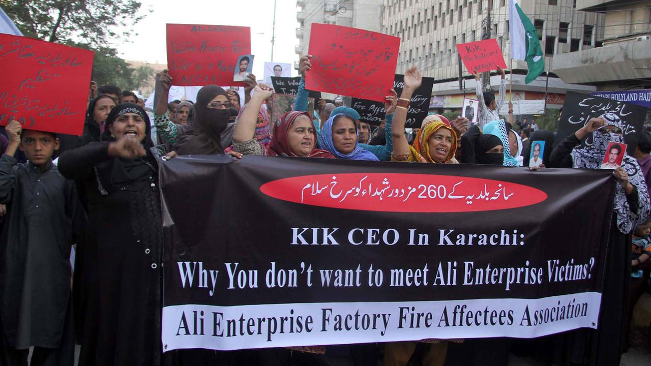 Protest von Menschen im Februar 2017, die vom Feuer in der Ali Enterprises Factory in Karachi betroffen sind.